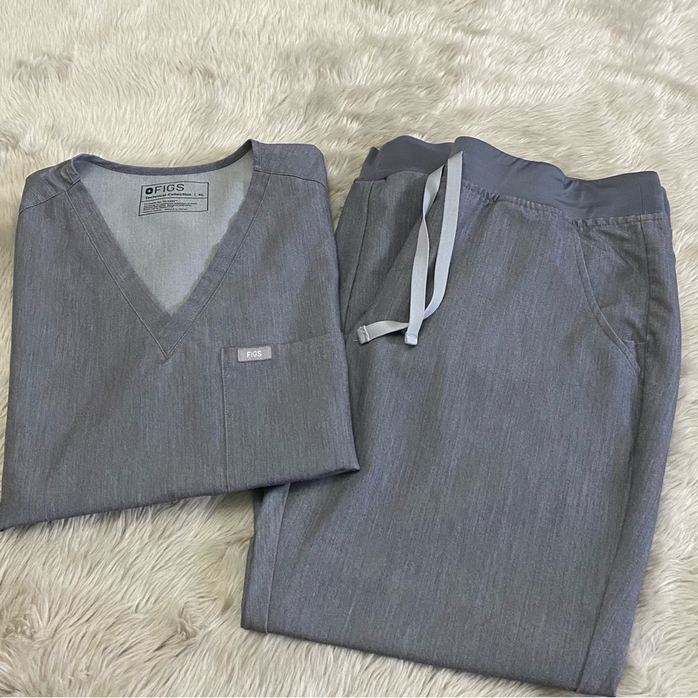 FIGS Scrubs Set. Graphite. Top XL/pant L.